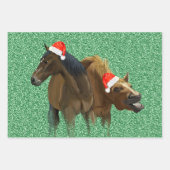 クリスマスおもしろいサンタ帽をかぶったアメリカの馬 ラッピングペーパーシート (正面)