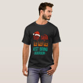 クリスマスおもしろいサンタ親愛ーがバーボン・クリスマスを持ってくる Tシャツ (正面フル)