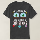 クリスマスおもしろいパーティーが私の雪の球体を振るChだ Tシャツ (デザイン正面)