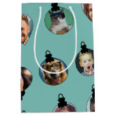 クリスマスおもしろいファミリーフォト顔オーナメント ミディアムペーパーバッグ (正面)