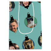 クリスマスおもしろいファミリーフォト顔オーナメント ミディアムペーパーバッグ (裏面)