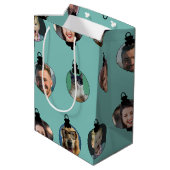 クリスマスおもしろいファミリーフォト顔オーナメント ミディアムペーパーバッグ (裏面アングル)