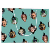 クリスマスおもしろいファミリーフォト顔オーナメント ラージペーパーバッグ (裏面)