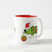 クリスマスおもしろいベース魚釣り魚かわいい漫画 ツートーンマグカップ (正面右)