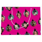 クリスマスおもしろい家族フォト顔オーナメントピンク ラージペーパーバッグ (正面)