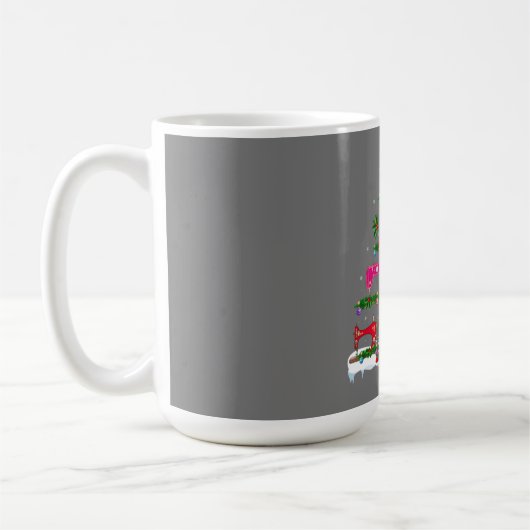 クリスマスおもしろい照明裁縫機械クリスマスツリー コーヒーマグカップ (左)