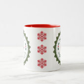 クリスマスかわいい漫画サンタハッピーホリデー ツートーンマグカップ (中央)