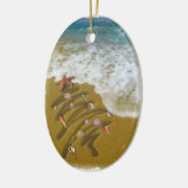 クリスマスが岸に流れ着く セラミックオーナメント (左)