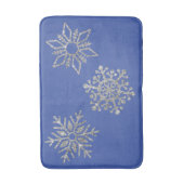 クリスマスきらきら光るシルバー雪の結晶オン・ブルー バスマット (正面縦)