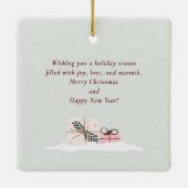 クリスマスそりは贈り物でいっぱいで、ライトグリーン セラミックオーナメント (裏面)
