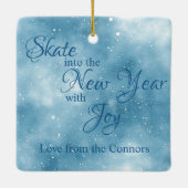 クリスマスと新年のスケートをするシロクマ セラミックオーナメント (裏面)