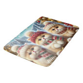 クリスマスと雪のフェスティバルの猫たち バスマット (アングル)
