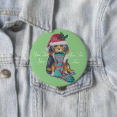 クリスマスと黒と茶色のかわいい子犬のストッキング 缶バッジ (インサイチュ)