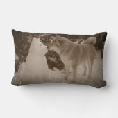 クリスマスにキスをするかわいい秋田犬雪だるま ランバークッション (裏面)