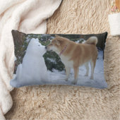 クリスマスにキスをするかわいい秋田犬雪だるま ランバークッション (ブランケット)