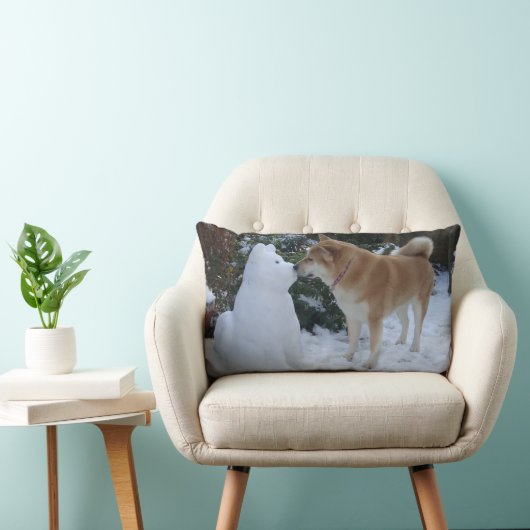 クリスマスにキスをするかわいい秋田犬雪だるま ランバークッション (椅子)