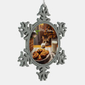 クリスマスにクッキーを手に入れるのかわいいタビー猫 スノーフレークピューターオーナメント (左)