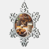 クリスマスにクッキーを手に入れるのかわいいタビー猫 スノーフレークピューターオーナメント (右)