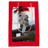 クリスマスにサンタクロースの帽子をかぶったキリン ミディアムペーパーバッグ (裏面)