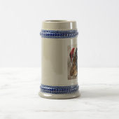 クリスマスにサンタハットを着たベンガルトラ ビールジョッキ (中央)