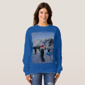 クリスマスにスノーボードをする黒猫 スウェットシャツ (正面フル)