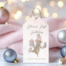 クリスマスにプレゼントを贈るかわいいネズミ