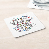 クリスマスにホールの休日のライトを飾る スクエアペーパーコースター (アングル)