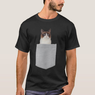 クリスマスにポケットに入ったスノーシュー猫 Tシャツ