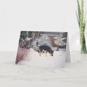 クリスマスに可愛い黒犬と冬の雪のシーン シーズンカード (正面)