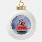 クリスマスに座っているヨークシャー・テリア・ドッグ雪 セラミックボールオーナメント (正面)