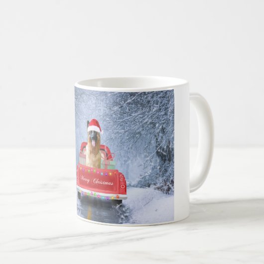 クリスマスに座っている雪の中のドイツの羊飼い犬 コーヒーマグカップ (正面右)