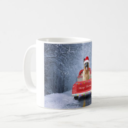 クリスマスに座っている雪の中のドイツの羊飼い犬 コーヒーマグカップ (正面左)