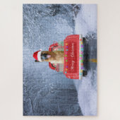 クリスマスに座っている雪の中のドイツの羊飼い犬 ジグソーパズル (縦)