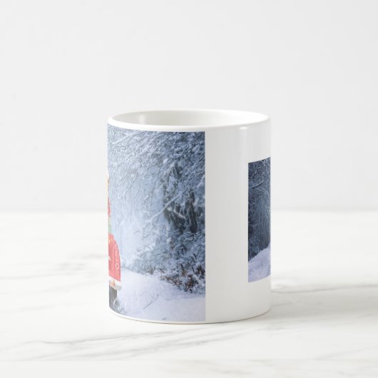 クリスマスに座って雪の中でアイレデール・テリア犬 コーヒーマグカップ (中央)