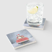 クリスマスに座って雪の中のブルテリア犬 ストーンコースター (横)