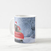 クリスマスに座って雪の中の黒いラブラドールの犬 コーヒーマグカップ (正面左)