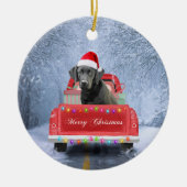 クリスマスに座って雪の中の黒いラブラドールの犬 セラミックオーナメント (正面)