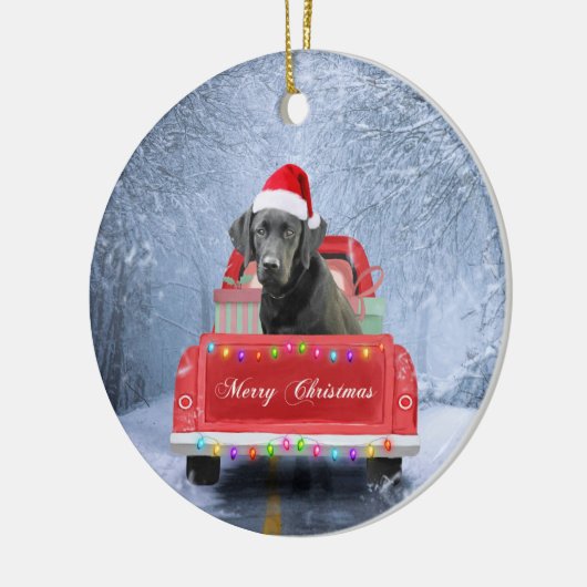 クリスマスに座って雪の中の黒いラブラドールの犬 セラミックオーナメント (左)