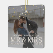 クリスマスに星と暗い夕暮れのカップルの写真 セラミックオーナメント (左)