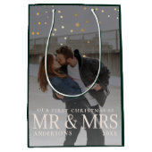 クリスマスに星と暗い夕暮れのカップルの写真 ミディアムペーパーバッグ (正面)