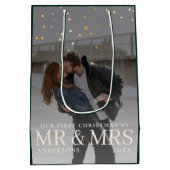 クリスマスに星と暗い夕暮れのカップルの写真 ミディアムペーパーバッグ (裏面)