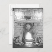 クリスマスに暖炉によって坐っている2人の女の子 シーズンポストカード (正面/裏面)