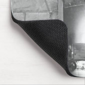 クリスマスに暖炉によって坐っている2人の女の子 マウスパッド (コーナー)