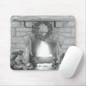 クリスマスに暖炉によって坐っている2人の女の子 マウスパッド (マウス)