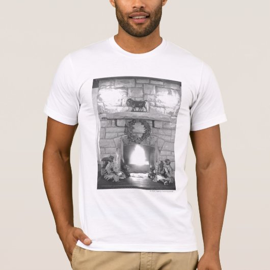 クリスマスに暖炉によって坐っている2人の女の子 Tシャツ (正面)