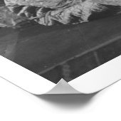 クリスマスに暖炉のそばに座っている二人の女の子 ポスター (角)