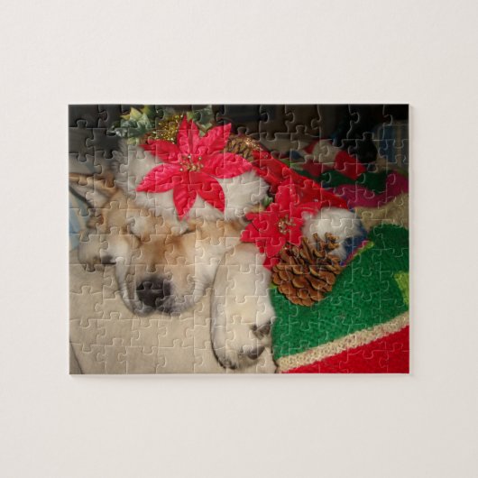 クリスマスに服を着て眠る可愛い秋田犬 ジグソーパズル (横)