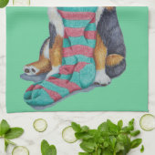 クリスマスに着替えたかわいい黒と茶色の子犬 キッチンタオル (折り畳み)