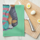 クリスマスに着替えたかわいい黒と茶色の子犬 キッチンタオル (四つ折り)