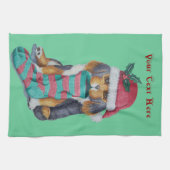 クリスマスに着替えたかわいい黒と茶色の子犬 キッチンタオル (横)